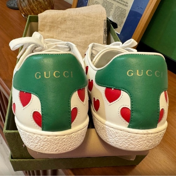 Gucci Sneakers, with hearts! Authentic - Picture 4 of 9